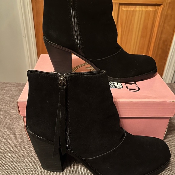 Crown Vintage Black Suede ankle boots, with tassel on each side - Picture 2 of 6